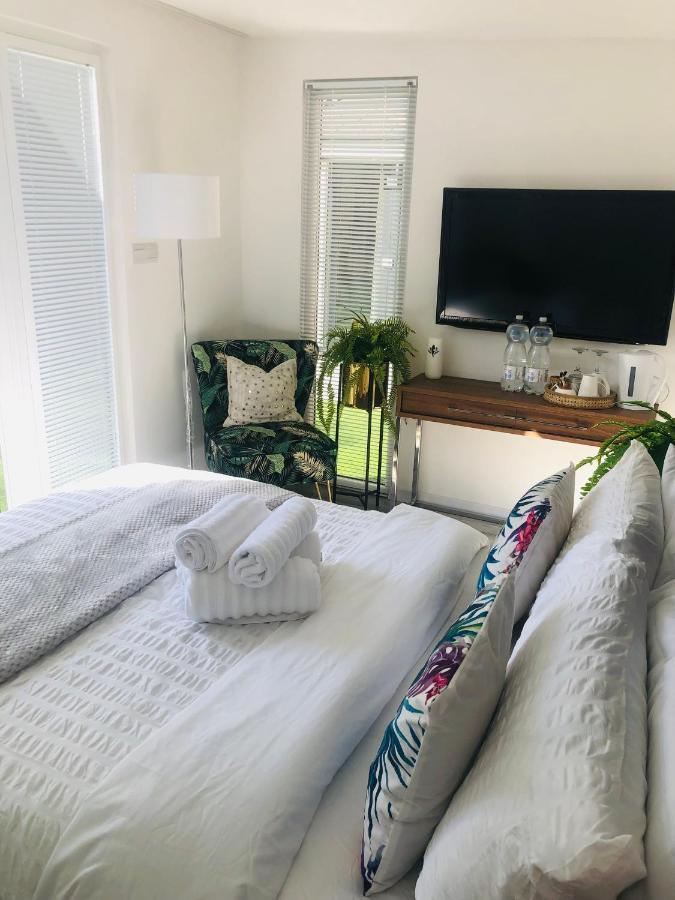 Meezee Pearl Double Bed Lodge With Free Parking Salford  Luaran gambar